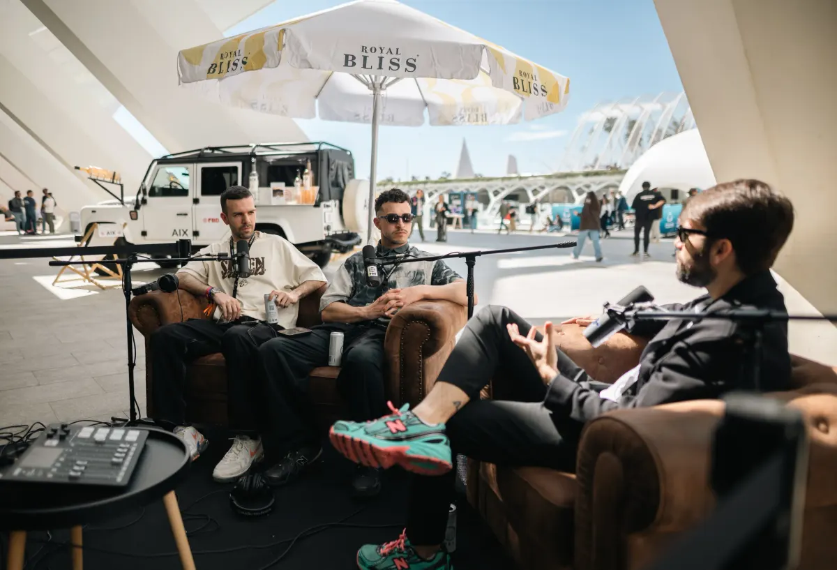 Tres invitados grabando una conversación en el lounge exterior de FBD26