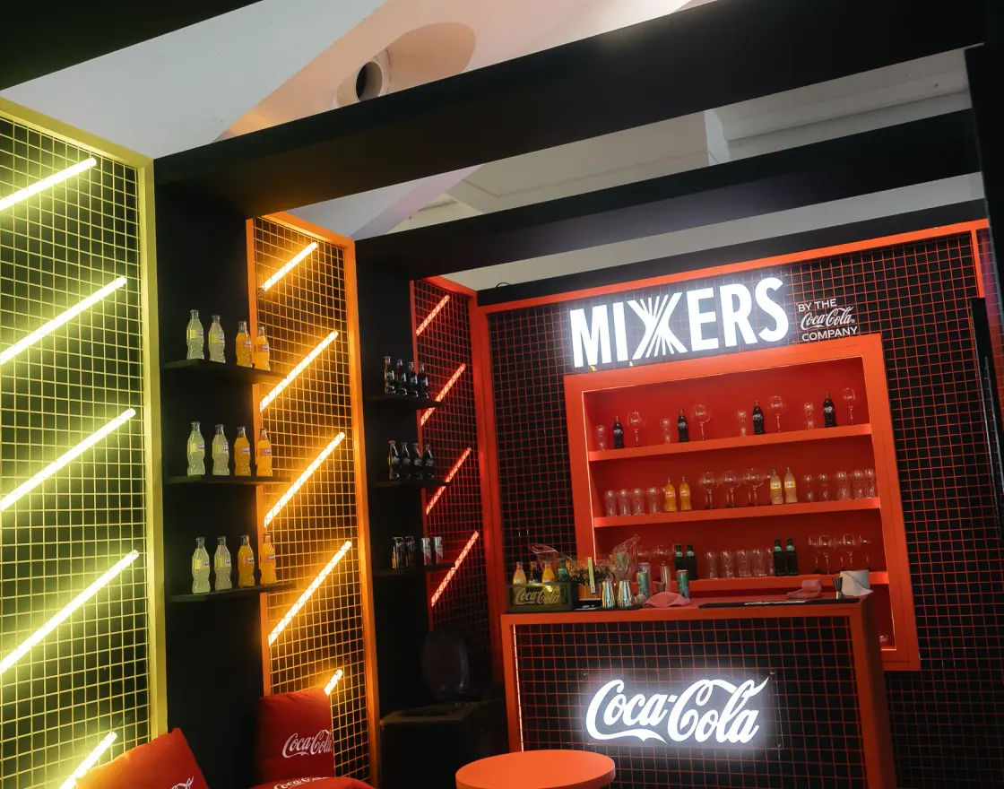 Barra de Coca-Cola Mixers con estanterías de neón en FBD26