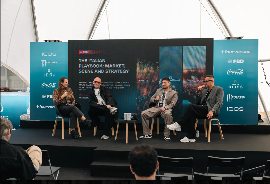 Panel en el escenario patrocinado por IQOS en FBD26