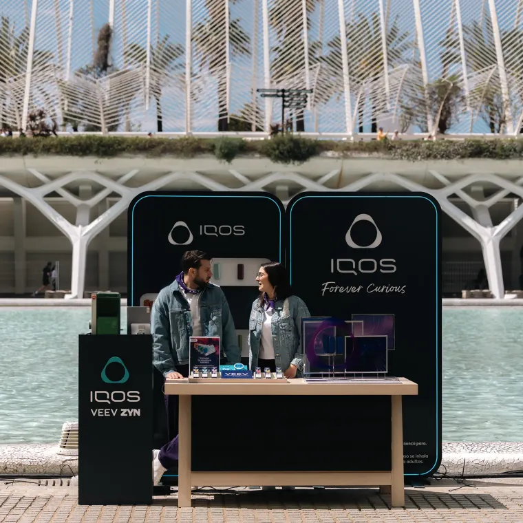 Stand de IQOS junto al agua en la Ciudad de las Artes y las Ciencias