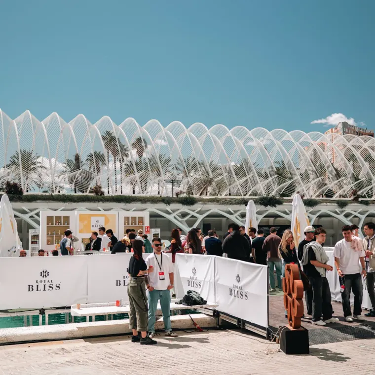 Asistentes en la terraza de Royal Bliss junto a la Ciudad de las Artes y las Ciencias
